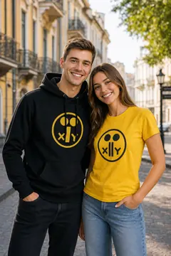 Пара у мерчі XiiY на міській вулиці